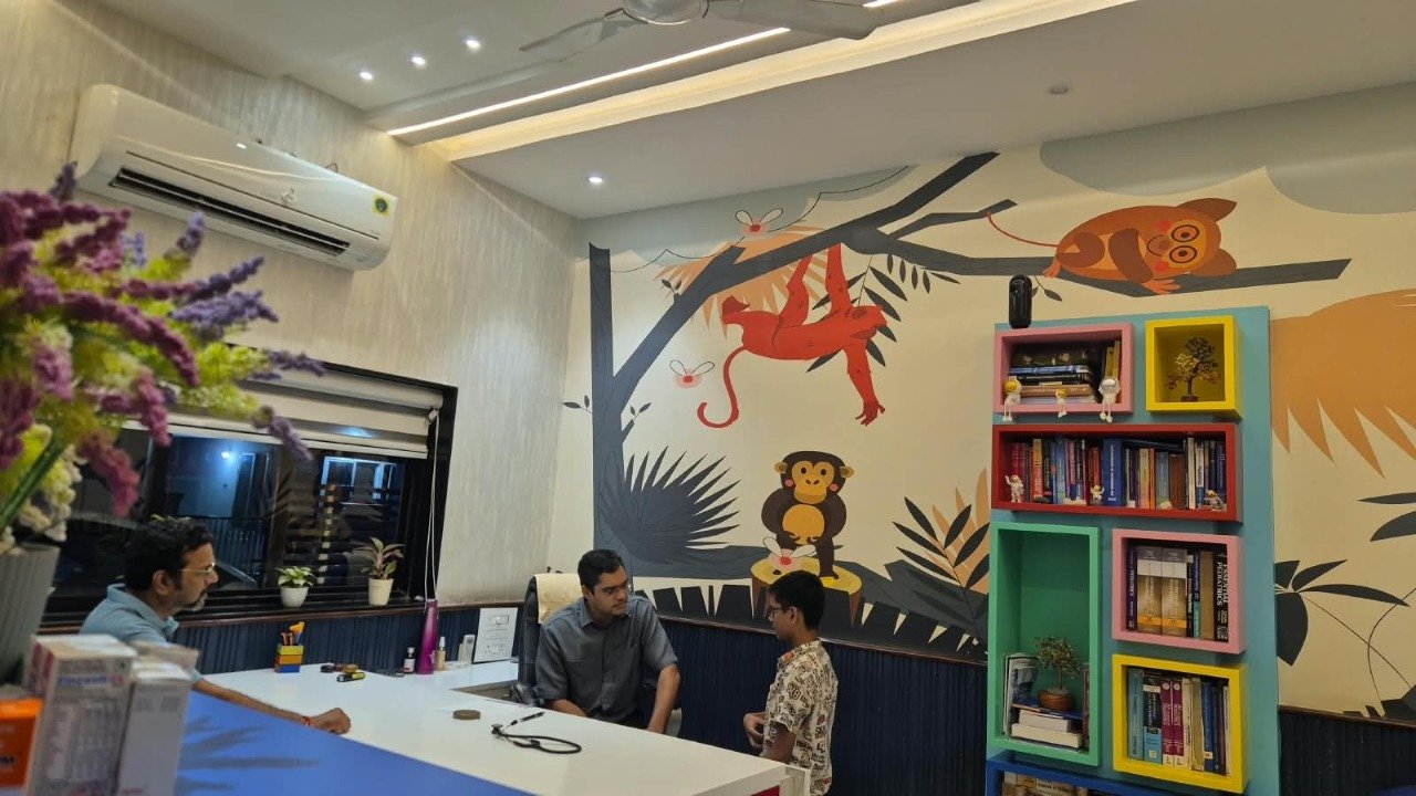 Consultation in the clinic room with a colorful animal mural